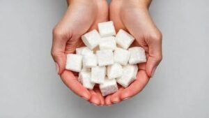 Como o açúcar impacta sua dieta e definição corporal: saiba mais