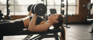 Crucifixo com halteres: Ampliação do peitoral sem risco de lesão